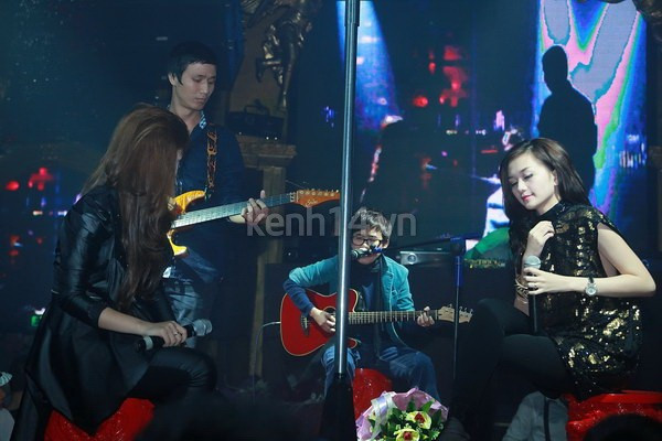 Phương Uyên đệm đàn cho hai nữ ca sĩ trẻ