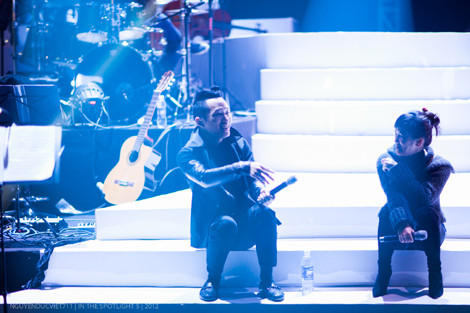 Tùng Dương tán chuyện với Hồng Nhung trên sàn tập.