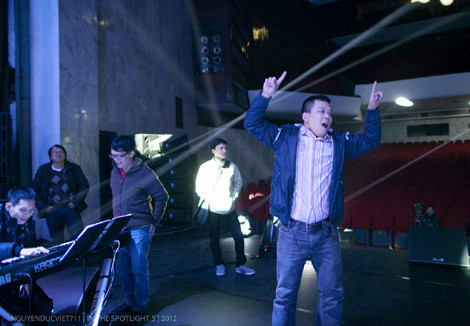 Phút ngẫu hứng của nghệ sỹ Hồng Kiên. In The spotlight số 5 đang tạo được sự háo hức của khán giả Hà Nội, sau khi in dấu ấn và tiếng vang đối với khán giả Sài Gòn.