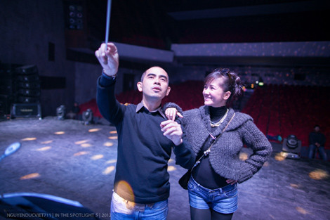 Hồng Nhung giản dị với áo len và quần bò ngắn.