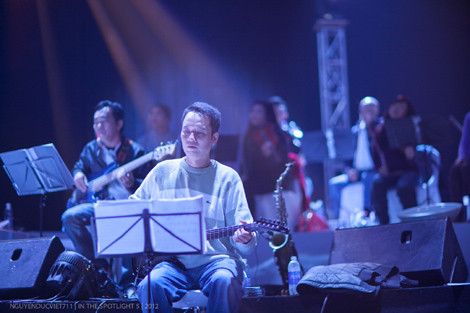 Anh Quân đăm chiêu bên từng nốt nhạc.