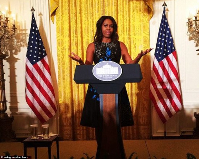 Đầu tháng 10/2014, phu nhân Tổng thống Mỹ Michelle Obama cũng mặc thiết kế của Oscar