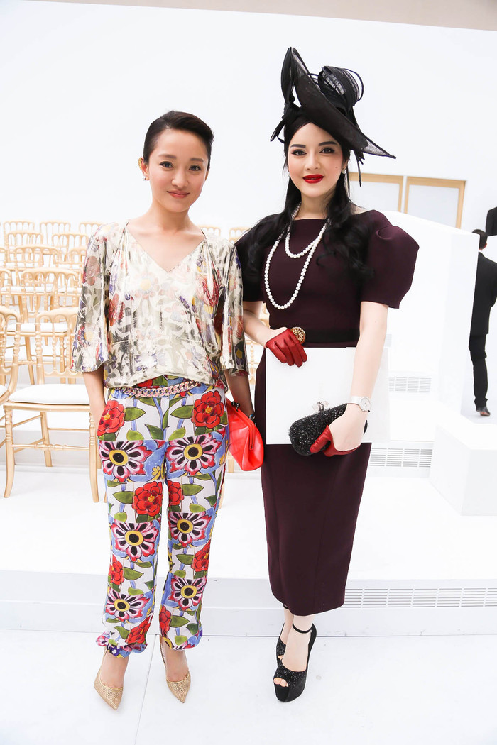Tại show thời trang của Chanel năm 2014, thần thái của minh tinh Trung Quốc đã tươi tắn hơn rất nhiều nhưng nếu so với người đẹp của Việt Nam, nhiều người cho rằng, Châu Tấn vẫn có phần lép vế. Tại show thời trang của Chanel năm 2014, thần thái của minh tinh Trung Quốc đã tươi tắn hơn rất nhiều nhưng nếu so với người đẹp của Việt Nam, nhiều người cho rằng, Châu Tấn vẫn có phần lép vế.