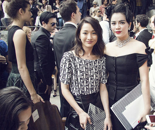 Trong show diễn của Chanel năm ngoái, diễn viên Châu Tấn bị đánh giá là mờ nhạt trước Lý Nhã Kỳ. Trong show diễn của Chanel năm ngoái, diễn viên Châu Tấn bị đánh giá là mờ nhạt trước Lý Nhã Kỳ.