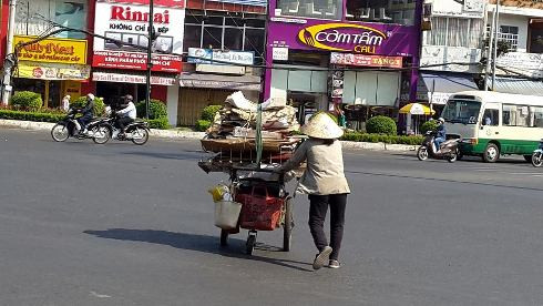 Dưới cái nắng nóng, vẫn có những người phụ nữ phải miệt mài mưu sinh (ảnh: T.P)