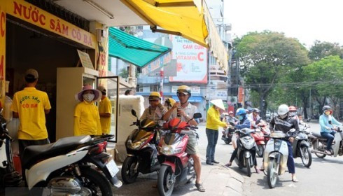 Các cửa hàng bán nước giải khát luôn đông khách do nhiệt độ lên cao (ảnh: internet)