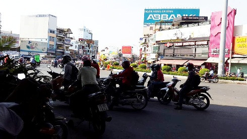 Trốn cái nắng nóng kinh hoàng tại chân cầu vượt ở ngã tư Hàng Xanh (ảnh: T.P)