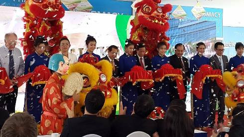 Cắt băng khánh thành trung tâm y khoa Saint Luke (ảnh: P.V) Cắt băng khánh thành trung tâm y khoa Saint Luke (ảnh: P.V)