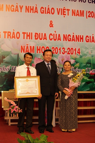 Cô Đào Thị Kim Nhi nhận danh hiệu NGUT dịp 20/11 năm 2014 (Ảnh: website trường) Cô Đào Thị Kim Nhi nhận danh hiệu NGUT dịp 20/11 năm 2014 (Ảnh: website trường)