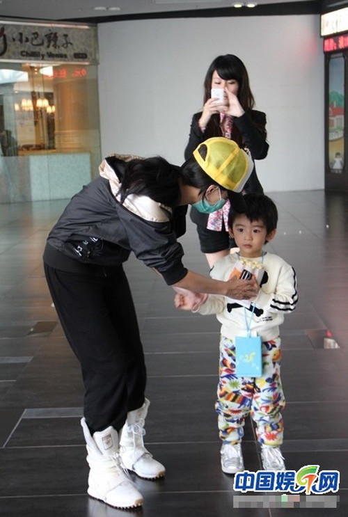 Cá tính với giầy trắng