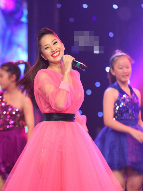 Khánh Thy xinh như công chúa khi diện váy hồng xòe trên sân khấu Khánh Thy xinh như công chúa khi diện váy hồng xòe trên sân khấu