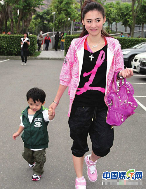 Hai mẹ con trong trang phục thể thao, khoẻ khoắn