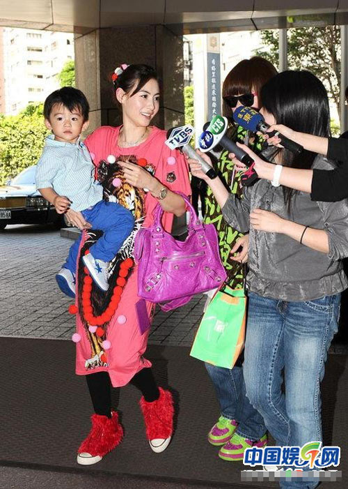 Sự tinh tế, khoẻ khoắn trong trang phục nam tính của Lucas, đã trung hoà sự loè loẹt của mẹ