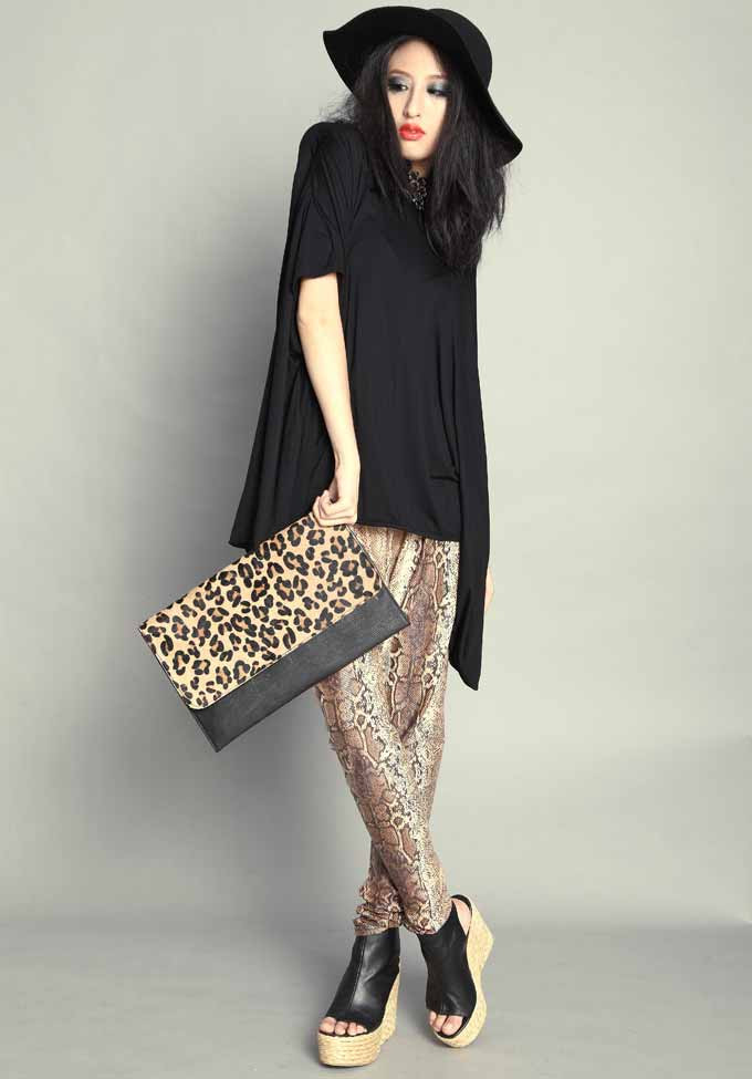 Một chiếc túi họa tiết da hổ kết hợp cùng quần da rắn khiến bạn trở nên nổi bật hơn.