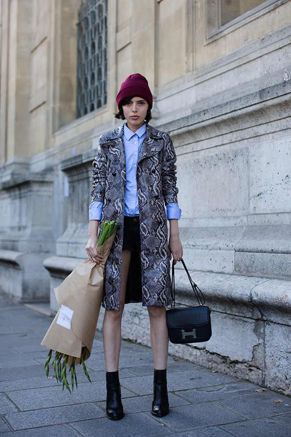 Nét cổ điển khi kết hợp áo khoác da rắn với sơ mi và giầy kiểu công sở