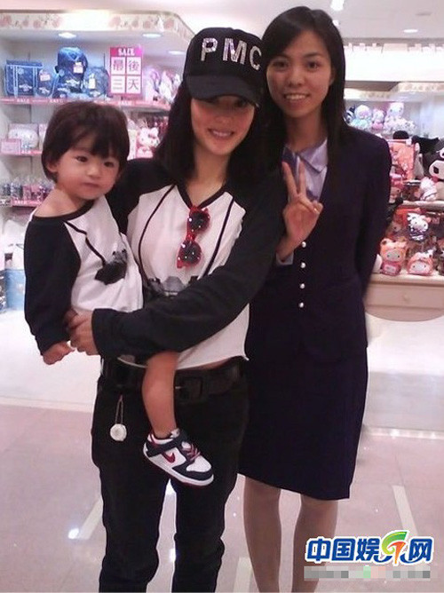 Hai mẹ con diện áo đôi