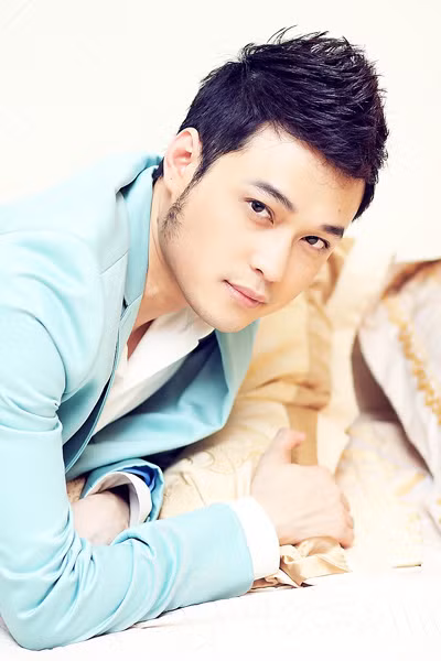 Trông dung mạo của anh hệt như thời mới nổi, chỉ khác là trông đàn ông hơn rất nhiều