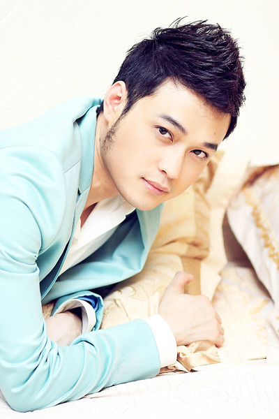 Trông dung mạo của anh hệt như thời mới nổi, chỉ khác là trông đàn ông hơn rất nhiều Trông dung mạo của anh hệt như thời mới nổi, chỉ khác là trông đàn ông hơn rất nhiều