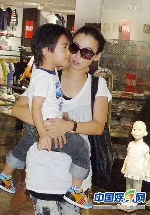 Khoẻ khoắn với áo phông trắng