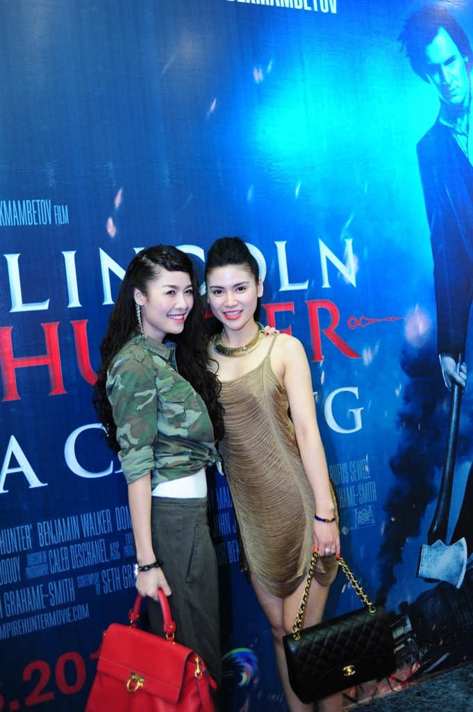 Quỳnh Hoa chụp ảnh với Quế Vân - cô ca sỹ liên quan đến vụ việc đánh người gây thương tích tại tại bar Taboo (nhà thuyền Hồ Tây, Hà Nội) ngày 28-4.