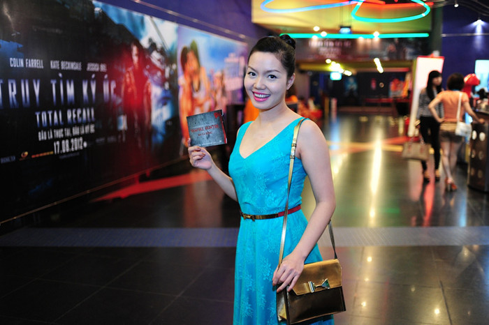 Ca sỹ Ngọc Anh cũng thích thú với bộ phim giả tưởng.