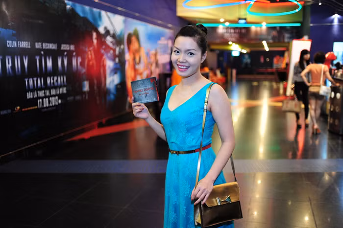 Ca sỹ Ngọc Anh cũng thích thú với bộ phim giả tưởng.