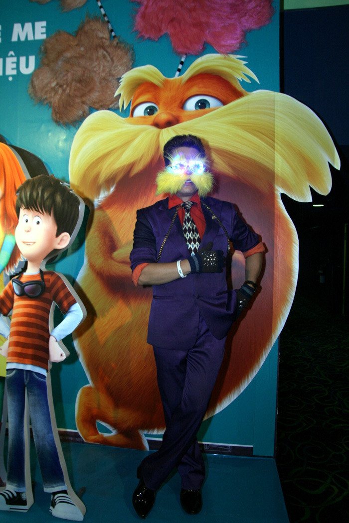 Anh cũng thường xuất hiện tại các sự kiện với phong cách vui nhộn, hài hước. Anh cũng thường xuất hiện tại các sự kiện với phong cách vui nhộn, hài hước.