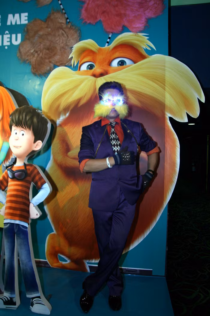 Anh cũng thường xuất hiện tại các sự kiện với phong cách vui nhộn, hài hước.