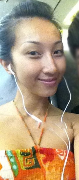 Mọi đường nét trên khuôn mặt của Idol Lều Phương Anh đều khá đẹp, từ sống mũi cao thon gọn đến hàng lông màu mảnh mai, sắc nét. Nhưng khi không được điểm phấn tô son, cô nàng trông thật bợt bạt và thiếu sức sống. Mọi đường nét trên khuôn mặt của Idol Lều Phương Anh đều khá đẹp, từ sống mũi cao thon gọn đến hàng lông màu mảnh mai, sắc nét. Nhưng khi không được điểm phấn tô son, cô nàng trông thật bợt bạt và thiếu sức sống.