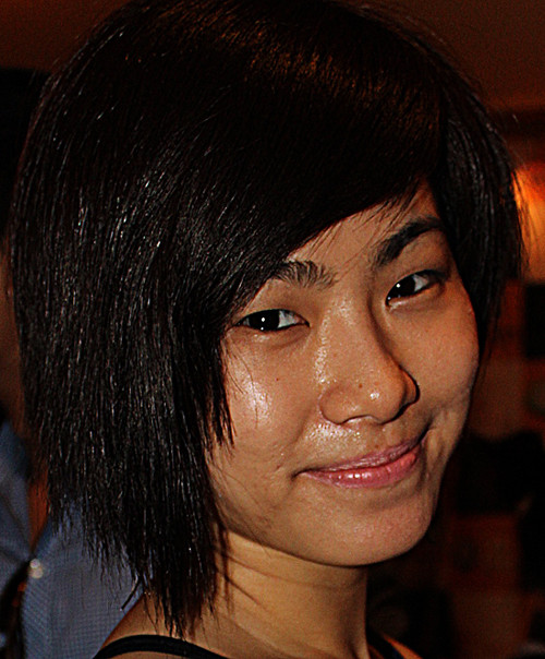 Một khuôn mặt đầy mụn cám và lớp dầu bóng nhẫy, mái tóc khô cứng xơ xác và đôi môi nứt nẻ. Có lẽ chỉ còn đôi mắt một mí với ánh nhìn treo trẻo này khiến chúng ta còn nhận ra cô gái Trung Hoa Lương Bích Hữu. Một khuôn mặt đầy mụn cám và lớp dầu bóng nhẫy, mái tóc khô cứng xơ xác và đôi môi nứt nẻ. Có lẽ chỉ còn đôi mắt một mí với ánh nhìn treo trẻo này khiến chúng ta còn nhận ra cô gái Trung Hoa Lương Bích Hữu.