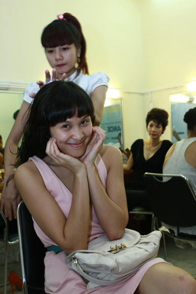 Cấu tạo gương mặt gẫy, mắt trũng sâu. Nhưng ít nhất ở tấm hình chụp mộc mạc này, nụ cười tươi và đôi má lúm đáng yêu của Phương Mai đã gỡ gạc được phần nào dung nhan của cô gái trẻ. Cấu tạo gương mặt gẫy, mắt trũng sâu. Nhưng ít nhất ở tấm hình chụp mộc mạc này, nụ cười tươi và đôi má lúm đáng yêu của Phương Mai đã gỡ gạc được phần nào dung nhan của cô gái trẻ.