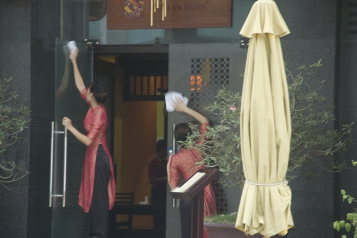 Sau khi người dân ra về hết, thì các cửa mới được mở trở lại và nhân viên quán Ngon tiếp tục lau chùi Sau khi người dân ra về hết, thì các cửa mới được mở trở lại và nhân viên quán Ngon tiếp tục lau chùi