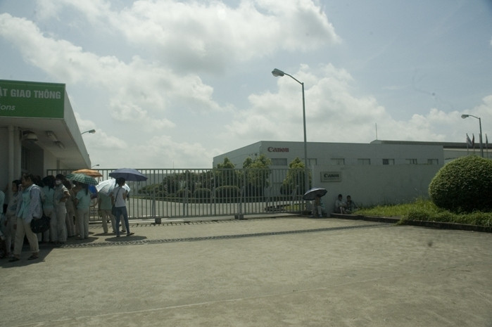 Sự việc xảy ra từ khoảng 4h sáng cho đến gần 11h trưa ngày 7/6 tại Công ty TNHH Canon, thuộc khu Công nghiệp Thăng Long (huyện Đông Anh, Hà Nội). Sự việc xảy ra từ khoảng 4h sáng cho đến gần 11h trưa ngày 7/6 tại Công ty TNHH Canon, thuộc khu Công nghiệp Thăng Long (huyện Đông Anh, Hà Nội).