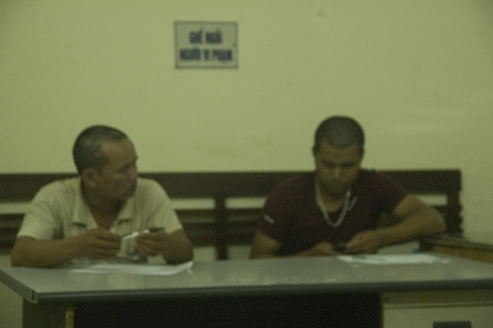 Hai trong số gần 10 đối tượng "lạ mặt" đã bị đưa về trụ sở công an phường Phạm Đình Hổ để điều tra Hai trong số gần 10 đối tượng "lạ mặt" đã bị đưa về trụ sở công an phường Phạm Đình Hổ để điều tra