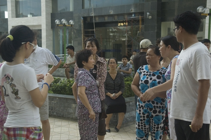 Sau khi đám cháy được dập tắt rồi thì nhiều người mới biết và hốt hoảng chạy xuống tầng 1. Sau khi đám cháy được dập tắt rồi thì nhiều người mới biết và hốt hoảng chạy xuống tầng 1.