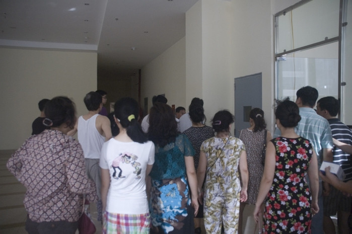 Trước thái độ thờ ơ, coi thường tính mạng người dân, nhiều cư dân đã kéo vào khu vực làm việc của ban quản lý tòa nhà 25T2 yêu cầu làm rõ việc tại sao có cháy mà còi báo động lại không kêu để cảnh báo. Trước thái độ thờ ơ, coi thường tính mạng người dân, nhiều cư dân đã kéo vào khu vực làm việc của ban quản lý tòa nhà 25T2 yêu cầu làm rõ việc tại sao có cháy mà còi báo động lại không kêu để cảnh báo.