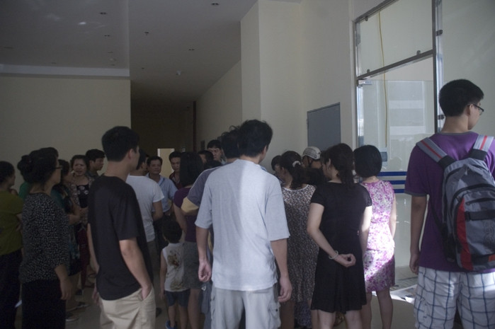 Trước câu hỏi của người dân, đại diện ban quản lý tòa nhà trả lời một cách rất chung chung, không nêu rõ nguyên nhân, đi thẳng vào vấn đề. Trước câu hỏi của người dân, đại diện ban quản lý tòa nhà trả lời một cách rất chung chung, không nêu rõ nguyên nhân, đi thẳng vào vấn đề.