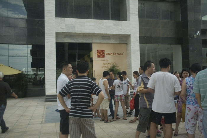 Người dân tụ tập trước khu vực quán ăn Ngon, nơi vừa xảy ra đám cháy. Người dân tụ tập trước khu vực quán ăn Ngon, nơi vừa xảy ra đám cháy.