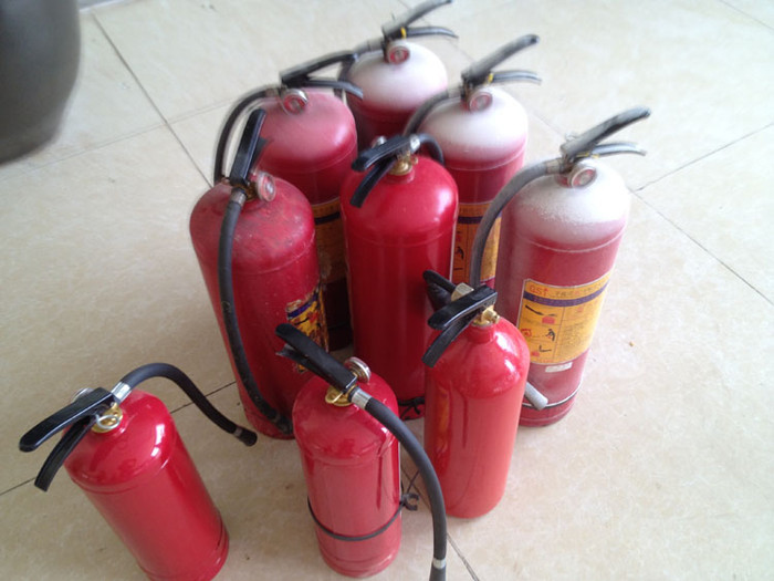 Rất nhiều bình chữa cháy như thế này đã được sử dụng để cứu chữa đám cháy tại quán ăn Ngon vào chiều 10/6 Rất nhiều bình chữa cháy như thế này đã được sử dụng để cứu chữa đám cháy tại quán ăn Ngon vào chiều 10/6