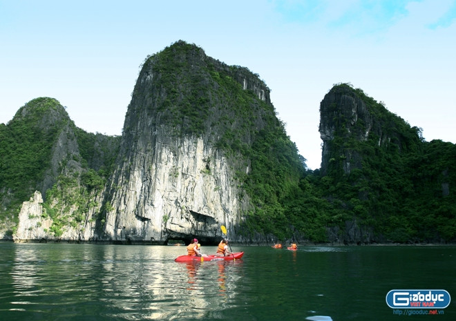 Không chỉ có vậy, các nhà khảo cổ học qua nghiên cứu các di chỉ ở Đồng Mang, Xích Thổ, Soi Nhụ, Thoi Giếng đã chứng minh rằng Hạ Long là một trong những cái nôi của con người, có nền văn hóa Hạ Long tồn tại vào cuối thời kỳ đồ đá mới. Không chỉ có vậy, các nhà khảo cổ học qua nghiên cứu các di chỉ ở Đồng Mang, Xích Thổ, Soi Nhụ, Thoi Giếng đã chứng minh rằng Hạ Long là một trong những cái nôi của con người, có nền văn hóa Hạ Long tồn tại vào cuối thời kỳ đồ đá mới.
