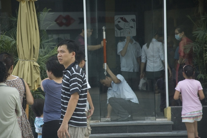 Bảo vệ của quán còn tiến hành đóng rồi chèn chặt cửa để không cho người dân vào bên trong. Bảo vệ của quán còn tiến hành đóng rồi chèn chặt cửa để không cho người dân vào bên trong.