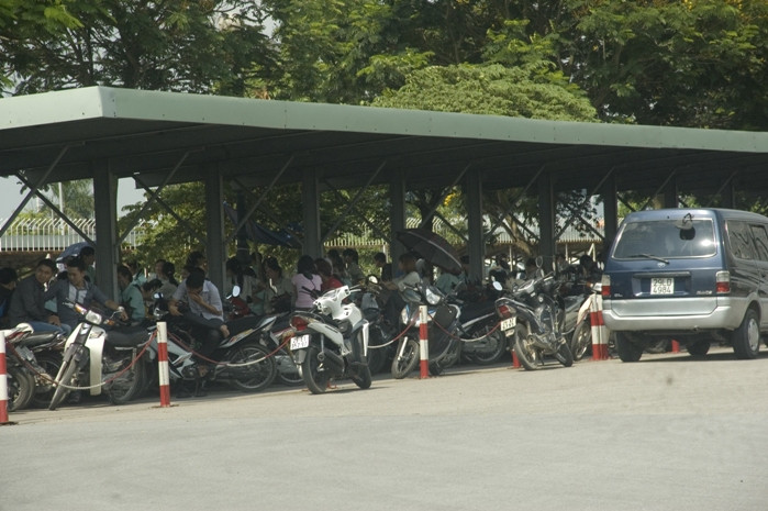 Một số khác ngồi "đình công" bên trong nhà gửi xe Một số khác ngồi "đình công" bên trong nhà gửi xe