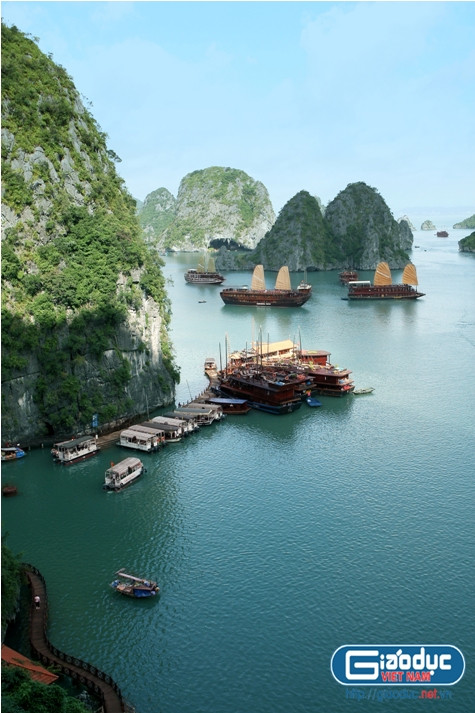 Vẻ đẹp của Vịnh Hạ Long trước hết là sự kì vĩ của thiên nhiên. Từ xưa, Hạ Long đã được danh nhân văn hoá Nguyễn Trãi mệnh danh là "kỳ quan đất dựng giữa trời cao". Vẻ đẹp của Vịnh Hạ Long trước hết là sự kì vĩ của thiên nhiên. Từ xưa, Hạ Long đã được danh nhân văn hoá Nguyễn Trãi mệnh danh là "kỳ quan đất dựng giữa trời cao".