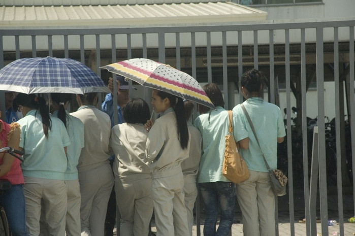 Trước sự “dữ dội” của hàng nghìn công nhân, sáng nay Ban quản lí Công ty Canon đã phải yêu cầu bảo vệ đóng cửa các cổng ra vào của công ty vì sợ công nhân tràn vào trong, gây mất an ninh, ảnh hưởng đến sản xuất của nhà máy Trước sự “dữ dội” của hàng nghìn công nhân, sáng nay Ban quản lí Công ty Canon đã phải yêu cầu bảo vệ đóng cửa các cổng ra vào của công ty vì sợ công nhân tràn vào trong, gây mất an ninh, ảnh hưởng đến sản xuất của nhà máy