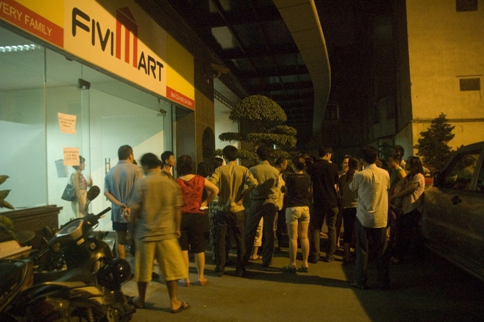 Người dân tại tòa nhà Kinh Đô hoảng loạn trước sự xuất hiện của một số đối tượng lạ mặt Người dân tại tòa nhà Kinh Đô hoảng loạn trước sự xuất hiện của một số đối tượng lạ mặt