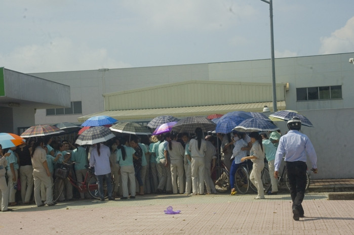 Mặc cho trời nắng chang chang, những công nhân này vẫn quyết bám trụ quanh công ty Canon đòi tăng lương giảm giờ làm Mặc cho trời nắng chang chang, những công nhân này vẫn quyết bám trụ quanh công ty Canon đòi tăng lương giảm giờ làm