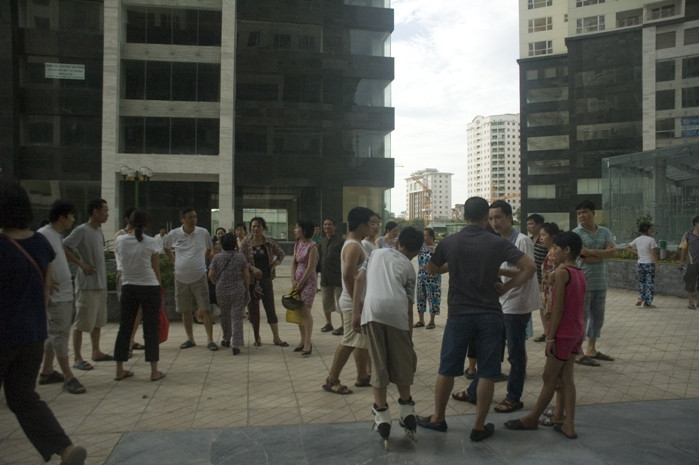 Theo người dân, mặc dù đám cháy tại quán ăn Ngon xảy từ khoảng 15 giờ với khói đen bốc lên nghi ngút nhưng hệ thống chuông báo cháy tại tòa nhà 25T2 lại không hề kêu báo động nên khi được những người dân ở các tòa nhà đối diện gọi điện báo, người dân ở đây đã rất hoảng hốt và ùa xuống sân tòa nhà. Theo người dân, mặc dù đám cháy tại quán ăn Ngon xảy từ khoảng 15 giờ với khói đen bốc lên nghi ngút nhưng hệ thống chuông báo cháy tại tòa nhà 25T2 lại không hề kêu báo động nên khi được những người dân ở các tòa nhà đối diện gọi điện báo, người dân ở đây đã rất hoảng hốt và ùa xuống sân tòa nhà.