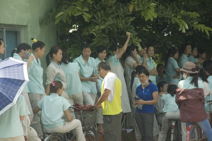 Các công nhân khác đang tìm cho mình một chỗ tránh nắng Các công nhân khác đang tìm cho mình một chỗ tránh nắng