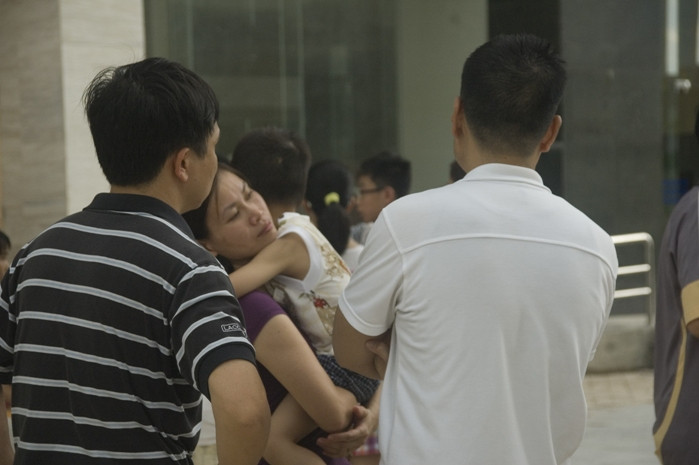 Rất nhiều người hoảng hốt, bế cả con nhỏ từ tầng cao chạy xuống vì nghe tin có cháy. Rất nhiều người hoảng hốt, bế cả con nhỏ từ tầng cao chạy xuống vì nghe tin có cháy.