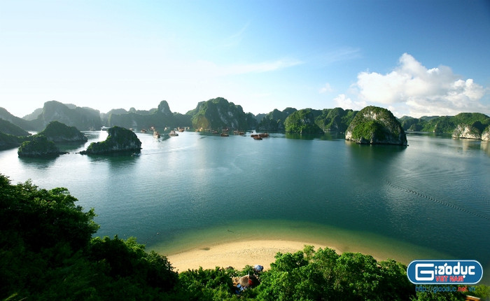 Đi giữa Hạ Long, ta ngỡ như lạc vào một thế giới cổ tích bị hoá đá, đảo thì giống hình một người đang đứng hướng về đất liền, đảo thì giống như một con rồng đang bay lượn trên mặt nước (hòn Rồng), đảo thì lại giống như một ông lão đang ngồi câu cá (hòn Ông Lã Vọng), hòn Cánh Buồm, hòn Trống Mái, hòn Đỉnh Hương... Đi giữa Hạ Long, ta ngỡ như lạc vào một thế giới cổ tích bị hoá đá, đảo thì giống hình một người đang đứng hướng về đất liền, đảo thì giống như một con rồng đang bay lượn trên mặt nước (hòn Rồng), đảo thì lại giống như một ông lão đang ngồi câu cá (hòn Ông Lã Vọng), hòn Cánh Buồm, hòn Trống Mái, hòn Đỉnh Hương...